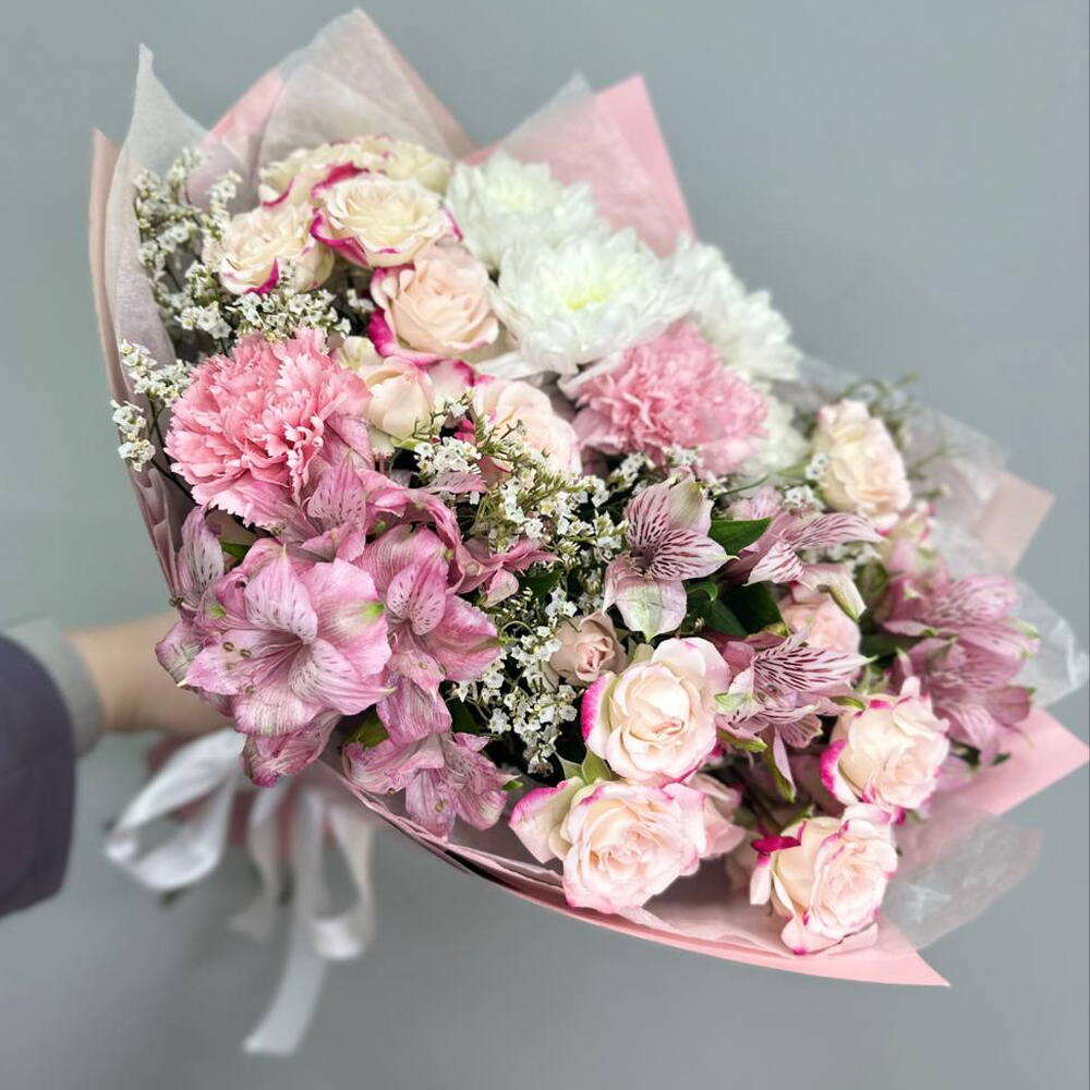 Букет с альстромерией и кустовой розой