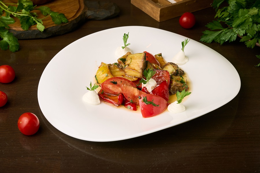 Салат с баклажаном и томатами