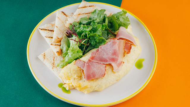 Сырный омлет с хрустящим беконом