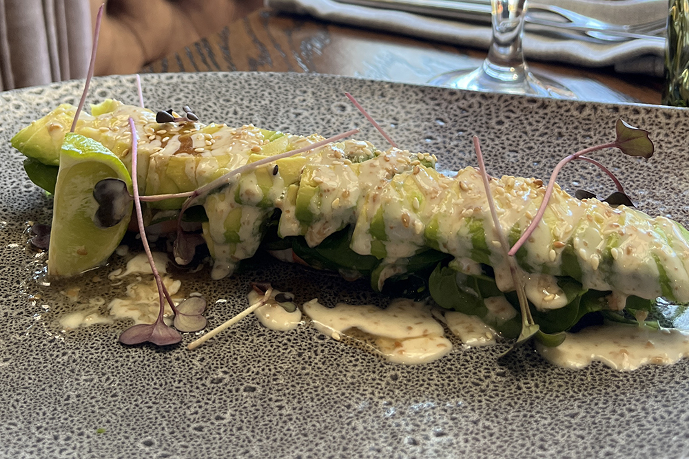 Ролл с авокадо и тигровой креветкой