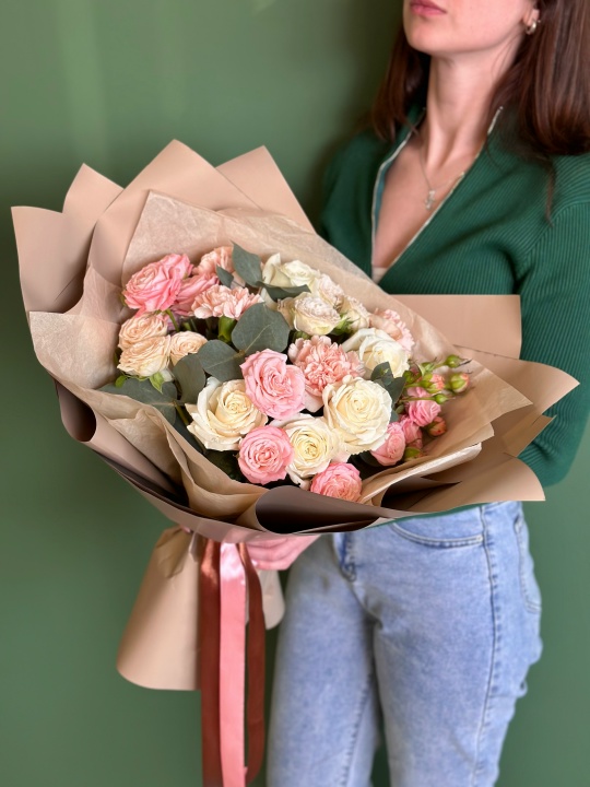 Букет с пионовидными кустовыми розами и одноголовыми