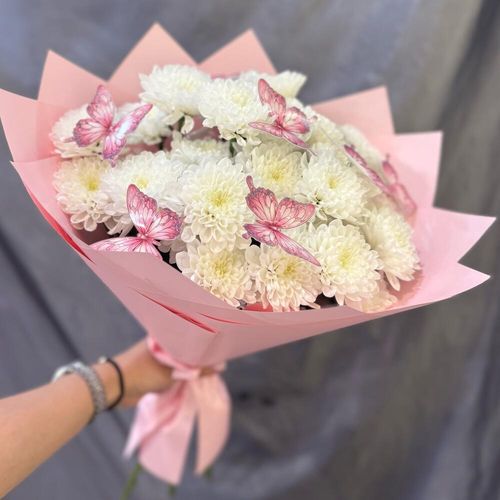 Букет из белых хризантем с декором в виде бабочек (б 2490)