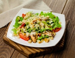 Салат Цезарь с курицей
