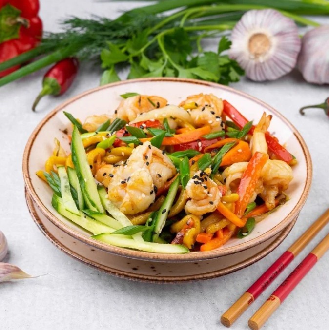 Удон с курицей и креветками