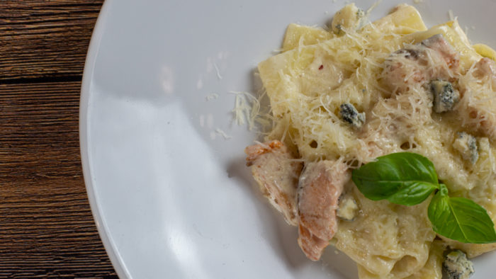 Паста с семгой, сыром дорблю и сванской солью