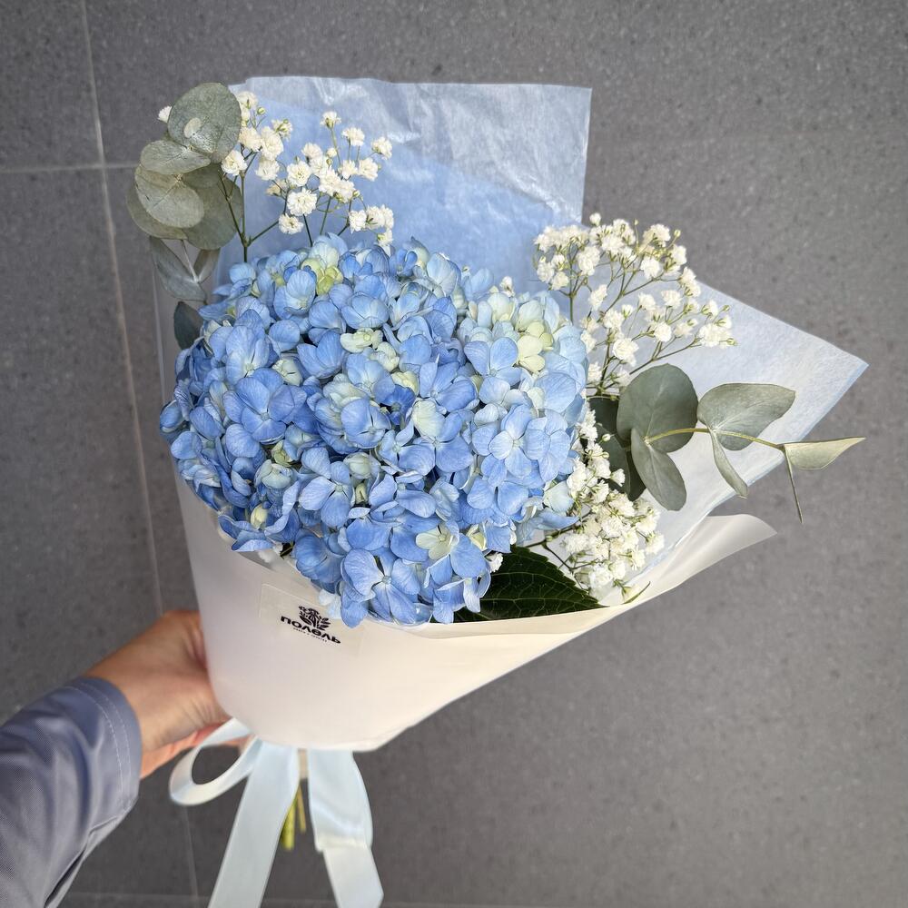 Букет из голубой гортензии