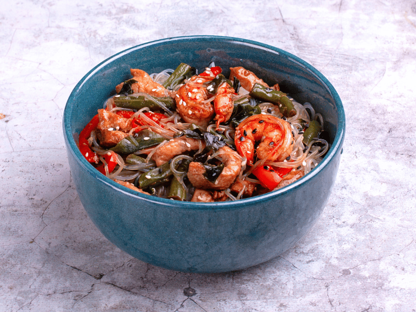 WOk Фунчоза с королевскими креветками и цыплёнком