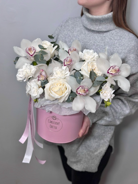 Коробка с орхидеями и белыми розами «Гармония»