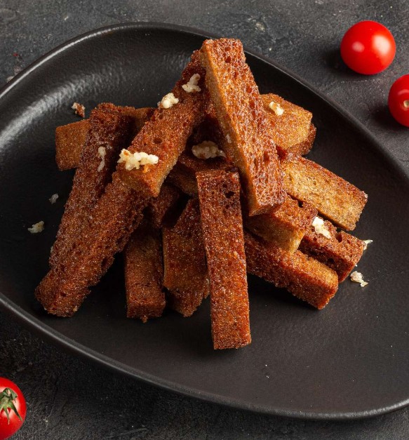 Гренки чесночные с белым соусом