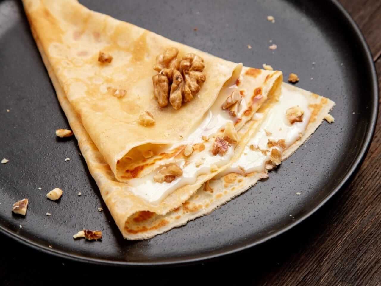 Блин со сгущенкой и грецким орехом