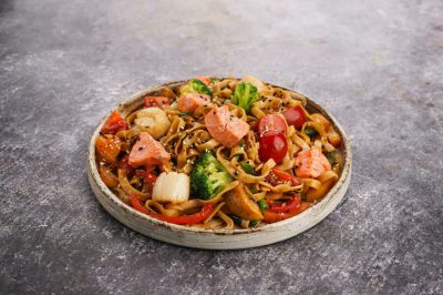 Wok с лососем и гребешком удон