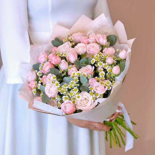 Кустовые розы и ромашки 