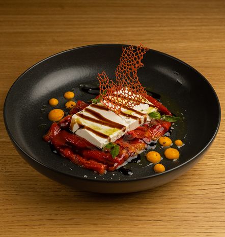 Печеная паприка с сербской брынзой и зелен.