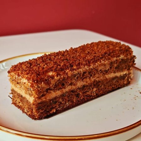 Карамельный медовик с грецким орехом