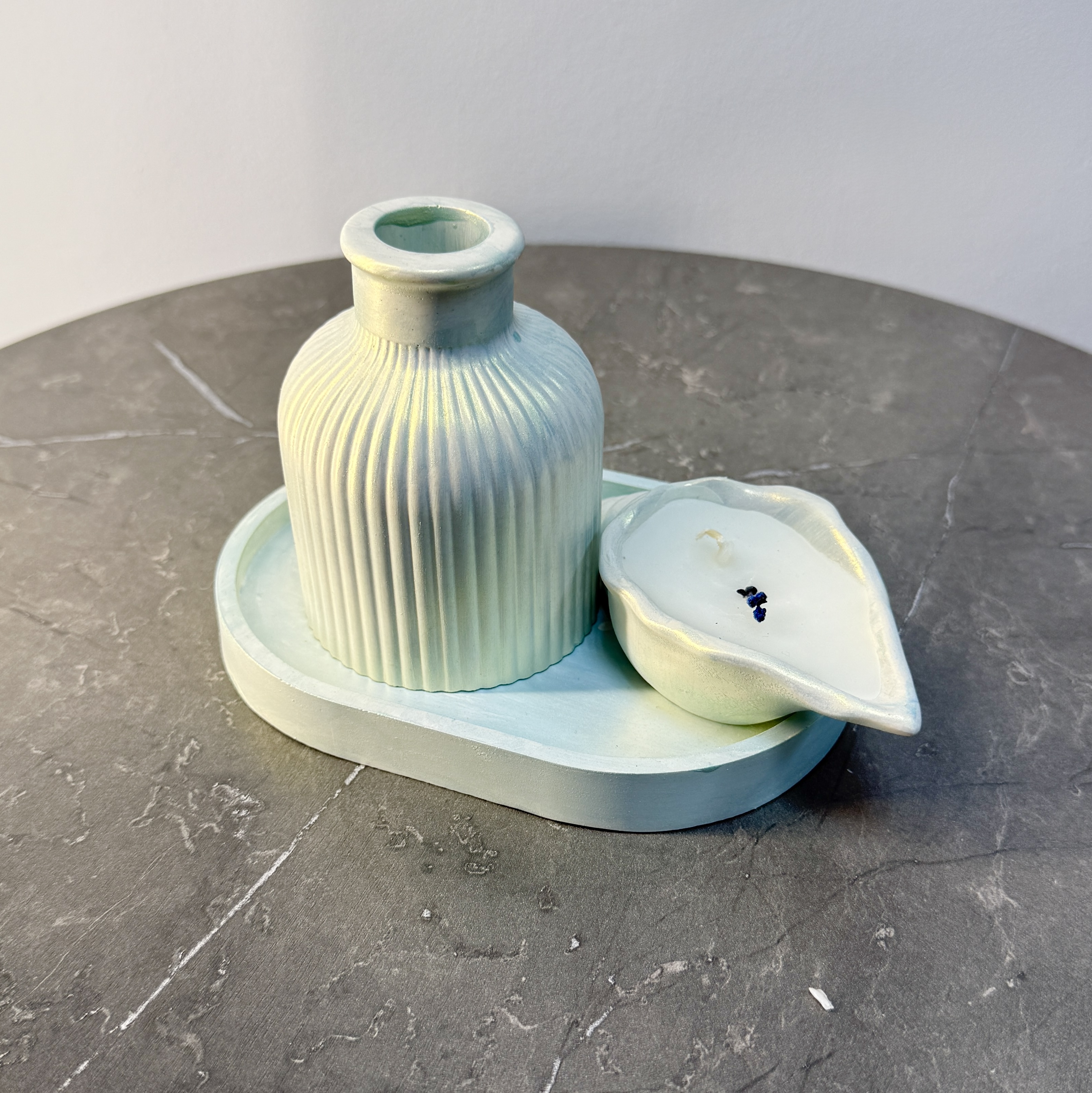 Ваза с аромасвечей из гипса на подносе бирюза