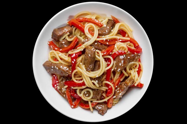 Рамэн со свининой, обжаренный с овощами