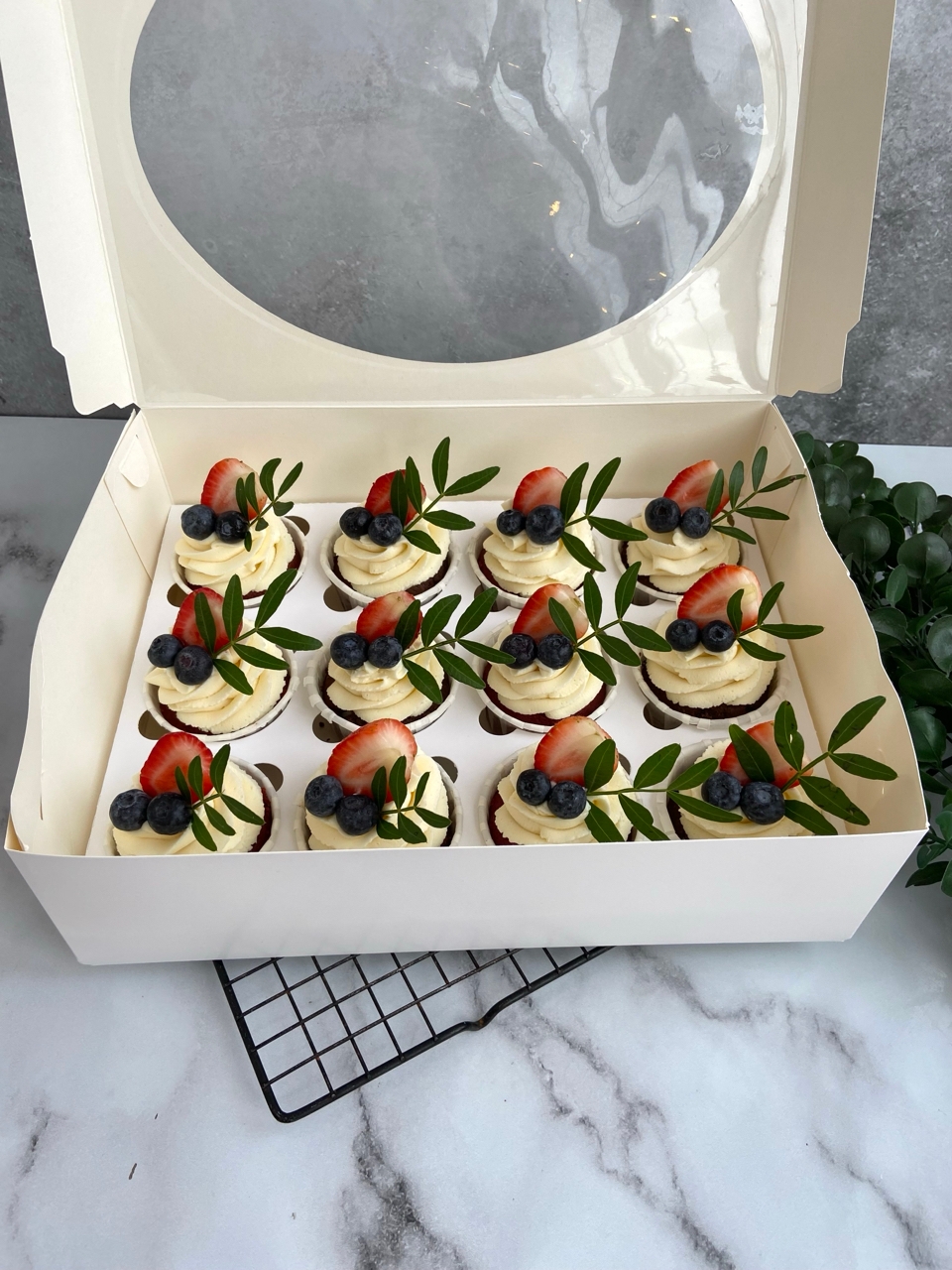 Капкейки с клубникой и голубикой - 12 шт для девушки, парня, мамы, папы, подруги, коллеги