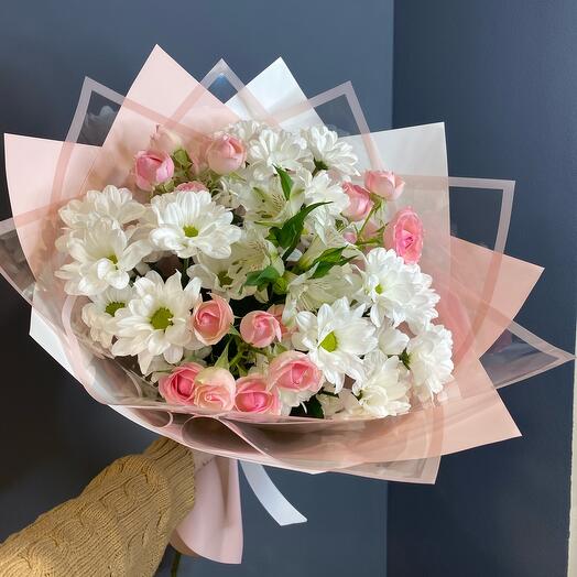 Букет хризантем с кустовой розой в упаковке