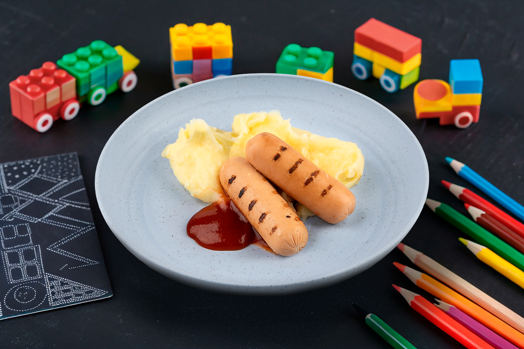 Сосиска из мяса птицы с пюре и кетчупом