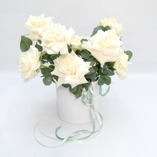 Композиция «Золотая моя» из роз и эвкалипта