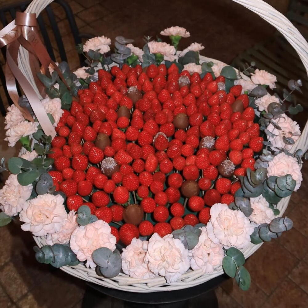 Огромная корзина клубники и цветов