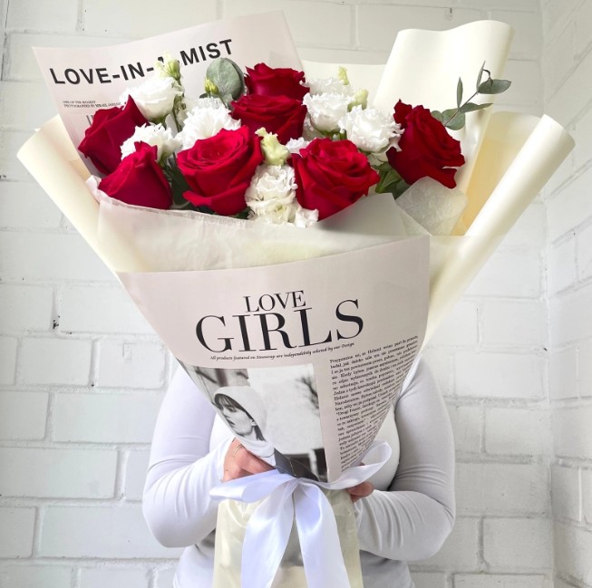 Букет "Притяжение" из красных роз, эустомы и эвкалипта в оформлении