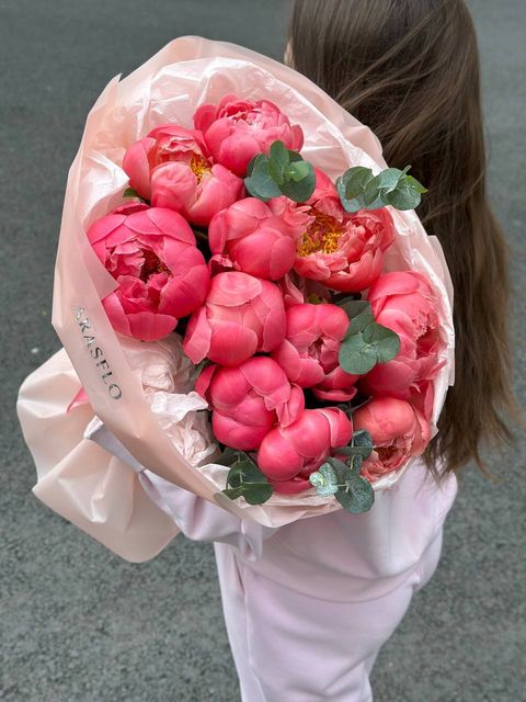 11 коралловых пионов