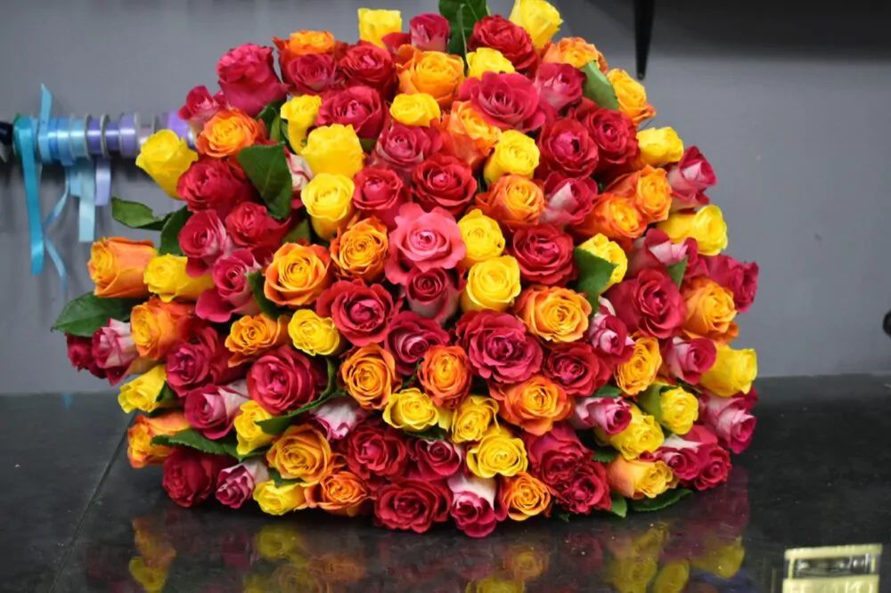 Букет из 101 лимонно-желтой и ярко-красной розы на яркой атласной ленте