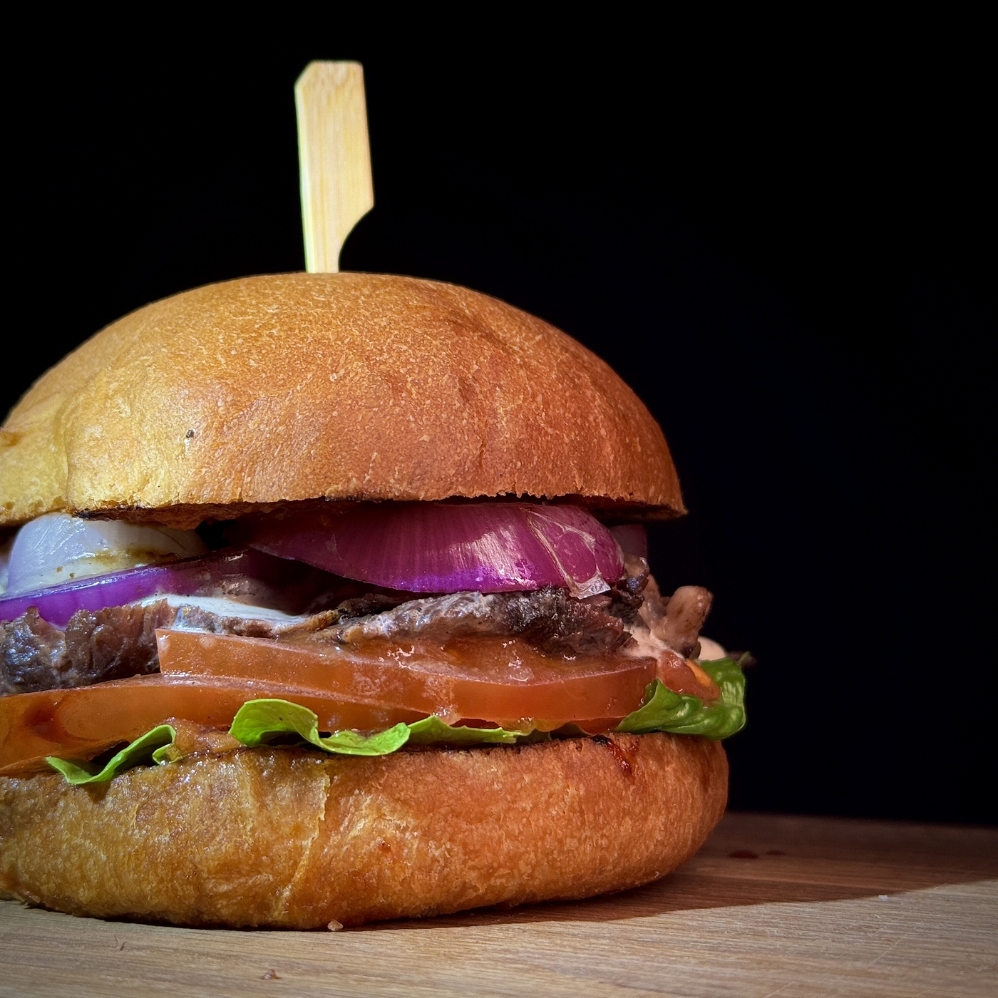 Бургер с перечным соусом и стейком скёрт