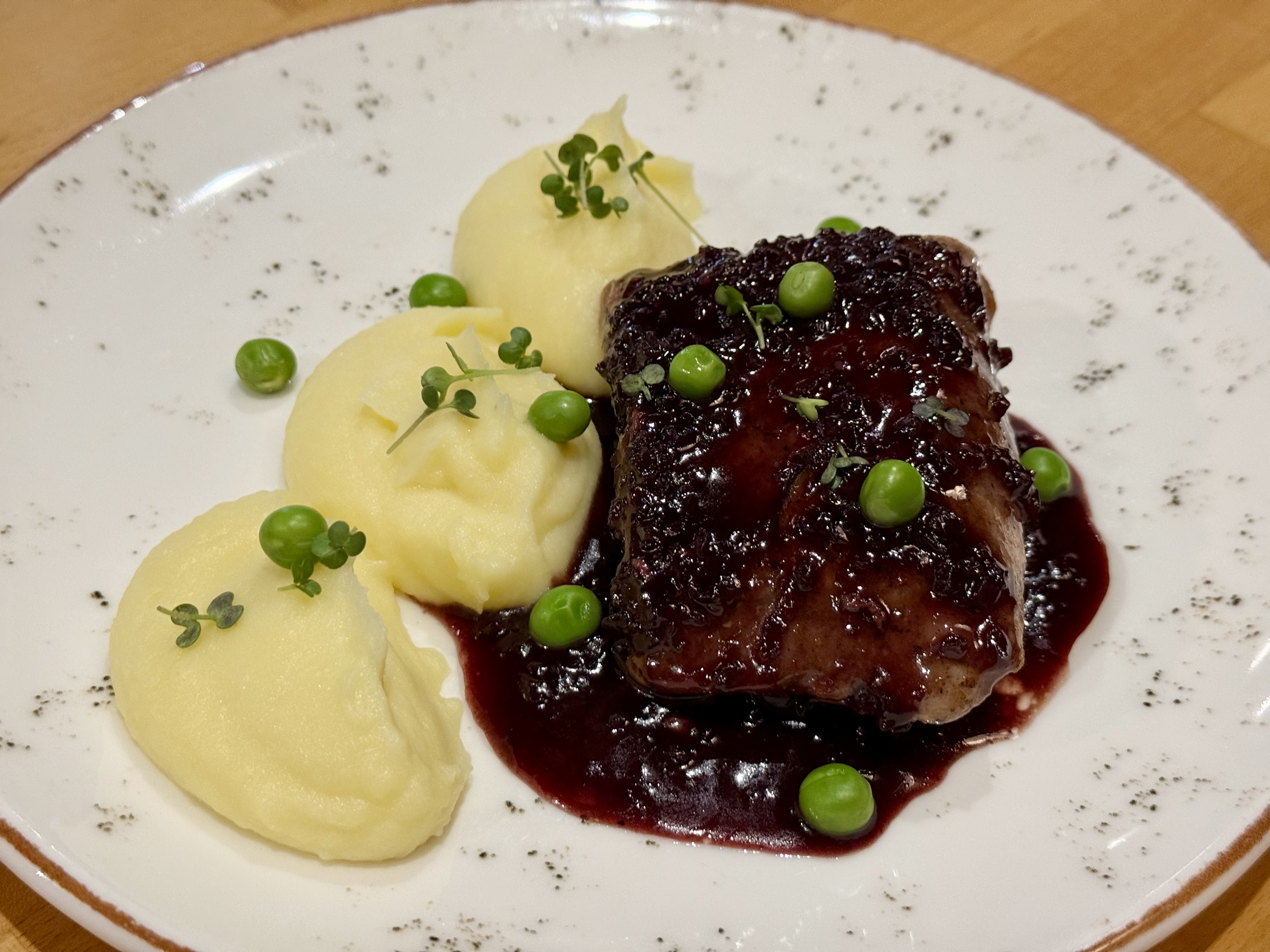 Свиная вырезка в винном соусе