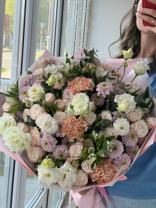 Авторский пышный букет с кустовыми розами, эустомами и диантусами