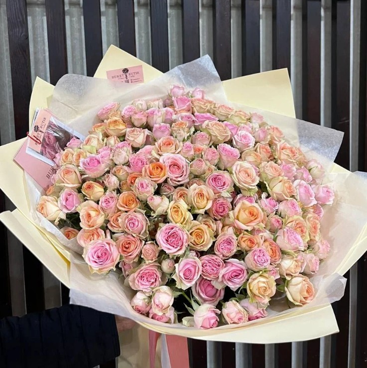 Букет кустовых роз 11шт