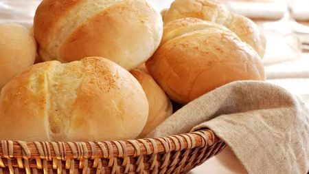 Белая булочка с маслом и чесноком