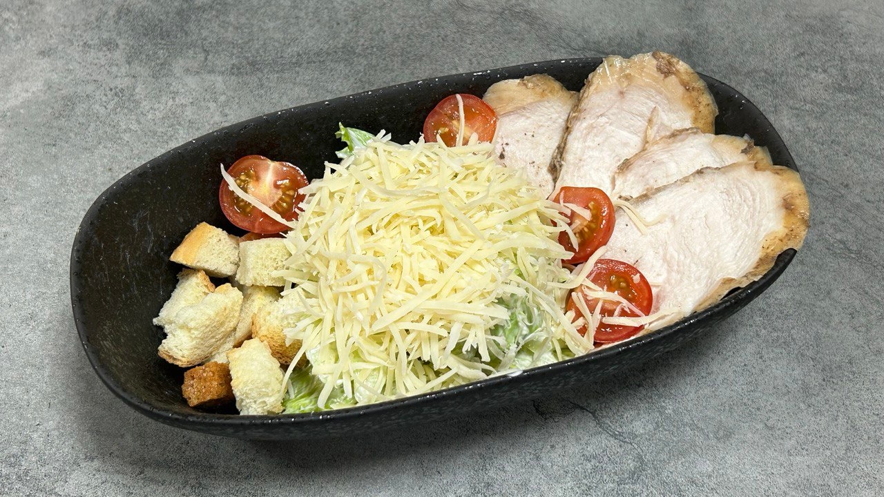 Салат Цезарь с курицей