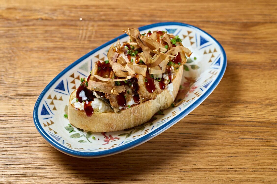 Брускетта с угрем 