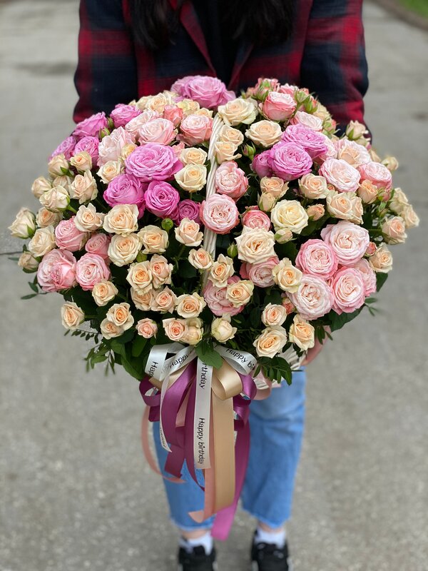 Корзина плетеная из 27 кустовых и пионовидных розочек