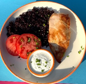 Су-вид грудка с черным рисом и муссом из пармезана