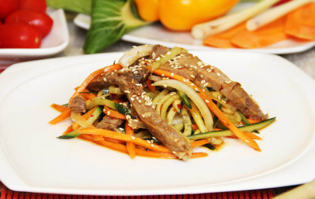 Салат говядина с огурцом и морковью