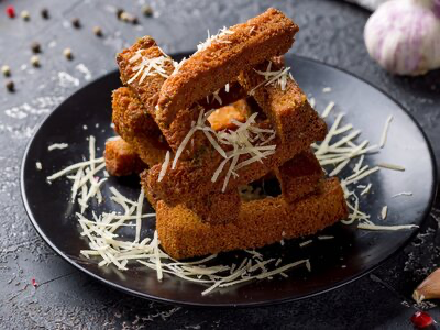 Гренки чесночные с соусом