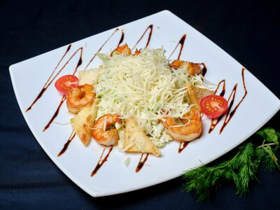 Салат Цезарь с тигровыми креветками