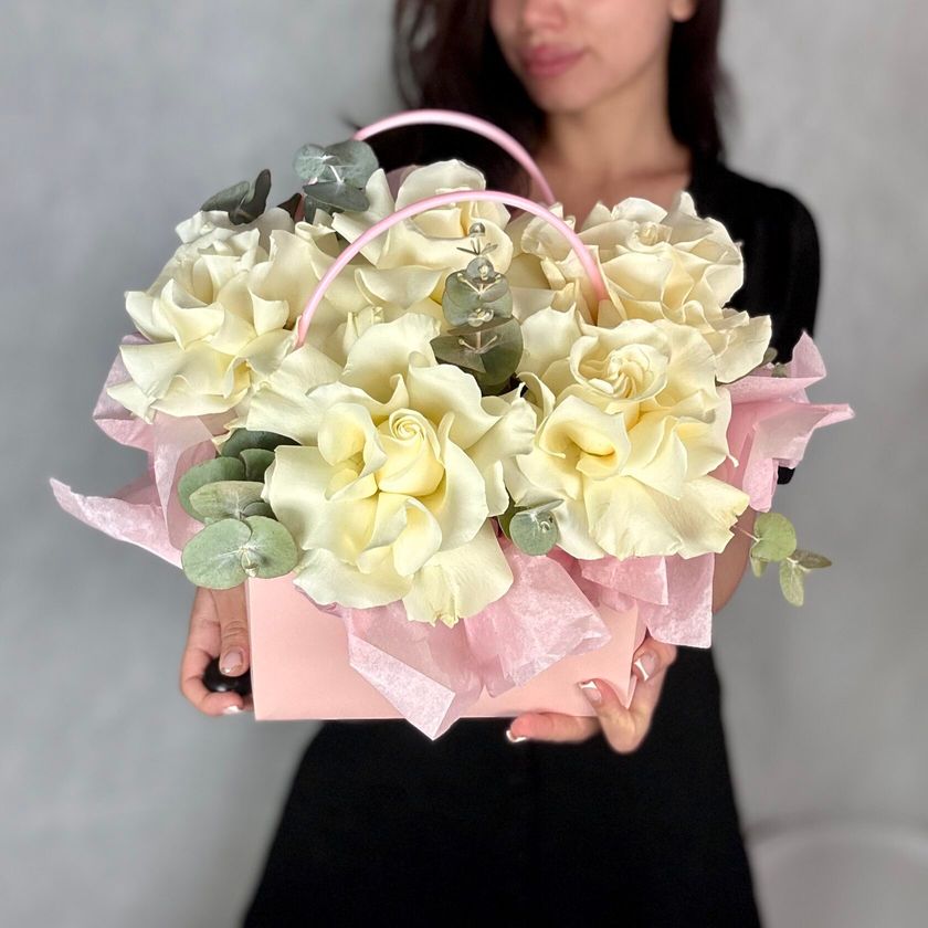 Белые розы, эвкалипт в сумочке 