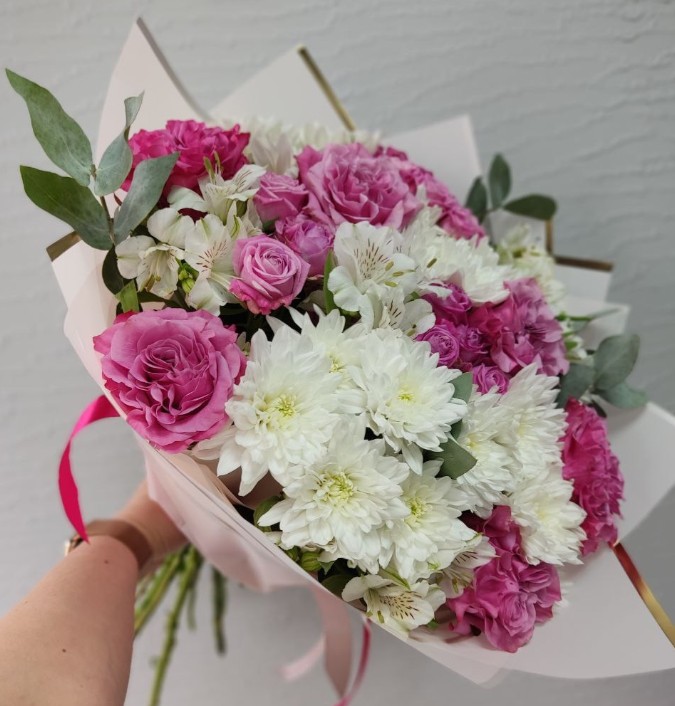 Букет с розами,хризантемой и альстромерией