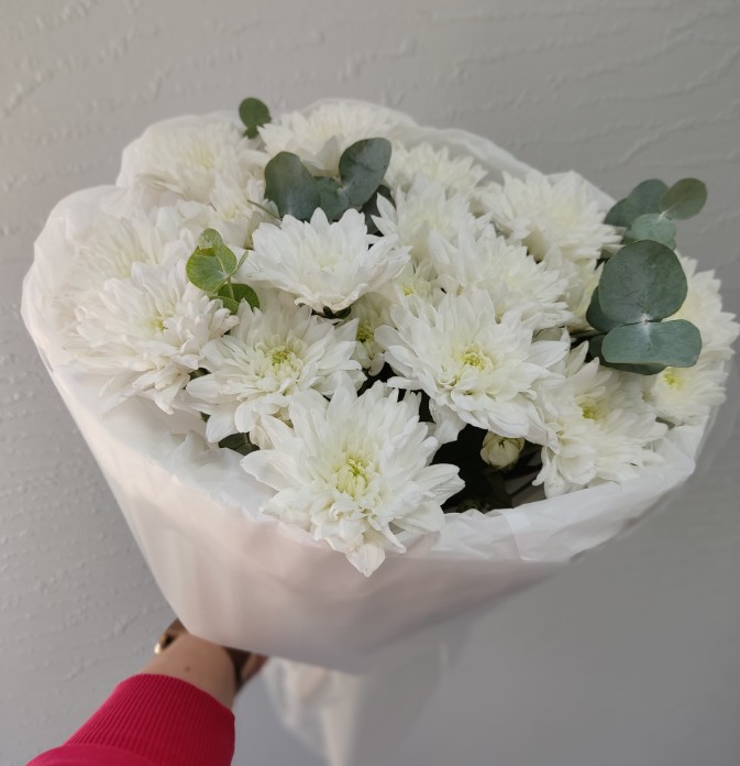 Букет хризантем с эвкалиптом