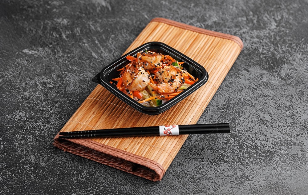 Салат с фунчозой и креветками