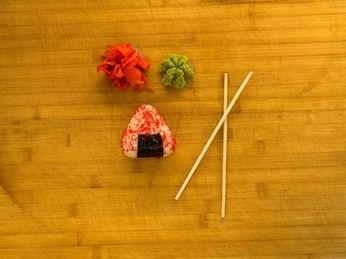 Онигири с крабом