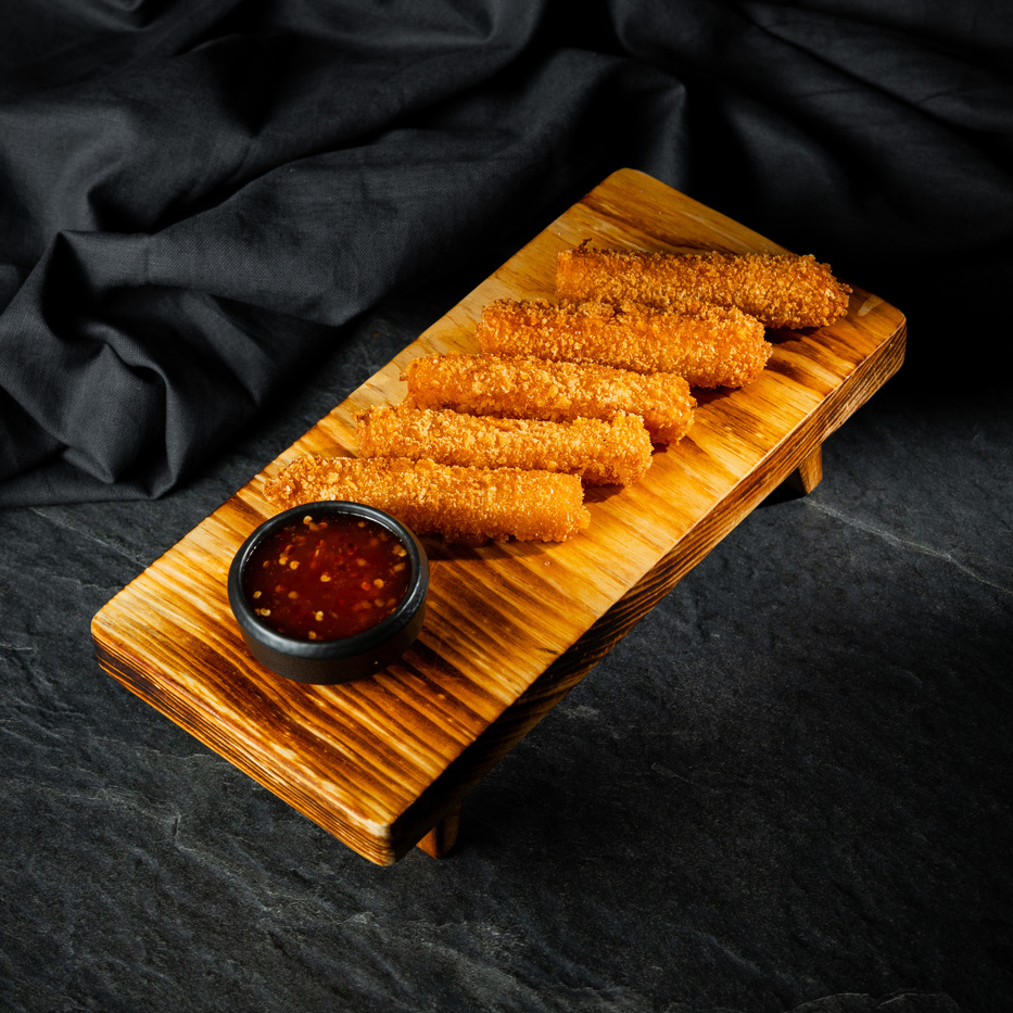 Сырные палочки собственного производства с ягодным соусом