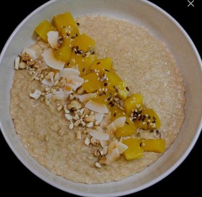 Рисовая каша с кокосом, манго и кешью 