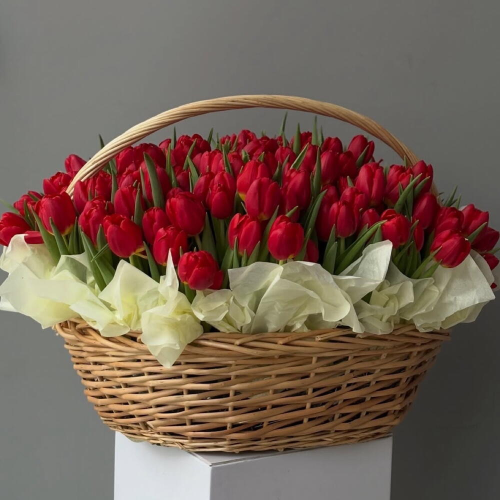 101 красный тюльпан в корзине весенний вайб
