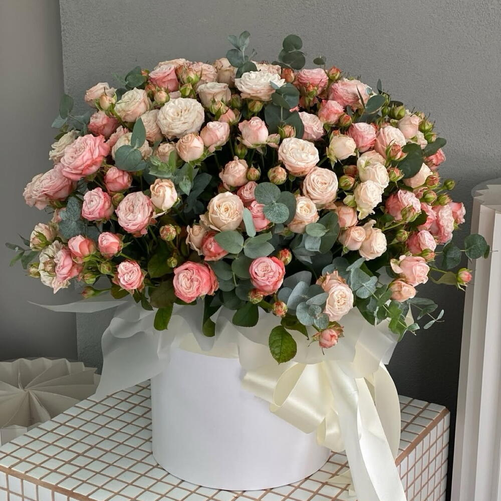 Кустовые пионовидные розы с эвкалиптом в коробке