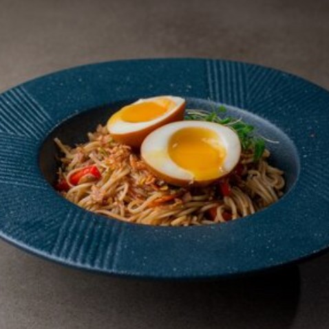 Жареная лапша со свининой и овощами